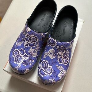 Sanita patent leather purple print clogs